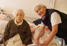 112歳の峯柴志げさん、カナダ最高齢に 花の大好きな峯柴志げさん(写真左)。娘の京子さんと一緒に(2020年撮影)。 © the Vancouver Shinpo