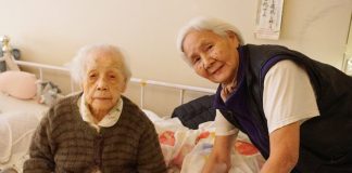 112歳の峯柴志げさん、カナダ最高齢に 花の大好きな峯柴志げさん(写真左)。娘の京子さんと一緒に(2020年撮影)。 © the Vancouver Shinpo