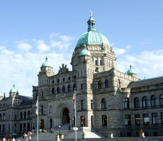 B.C.州の11月の失業率、8%から7.1 %に改善 The Legislative Assembly of British Columbia, Victoria, Canada.