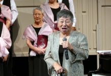 声楽家でさくらシンガーズの音楽監督・理事長のルース鈴木さん、死去 2018年の定期演奏会で挨拶するルース鈴木さん。後方左手は結成当初からのメンバーの高橋美奈子さん。Photo by Louise Akuzawa © the Vancouver Shinpo