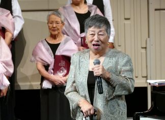 声楽家でさくらシンガーズの音楽監督・理事長のルース鈴木さん、死去 2018年の定期演奏会で挨拶するルース鈴木さん。後方左手は結成当初からのメンバーの高橋美奈子さん。Photo by Louise Akuzawa © the Vancouver Shinpo