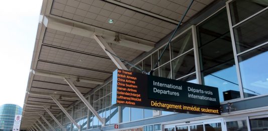 JAL、3月よりスケジュール変更 Vancouver Airport, British Columbia; File Photo by Japan Canada Today