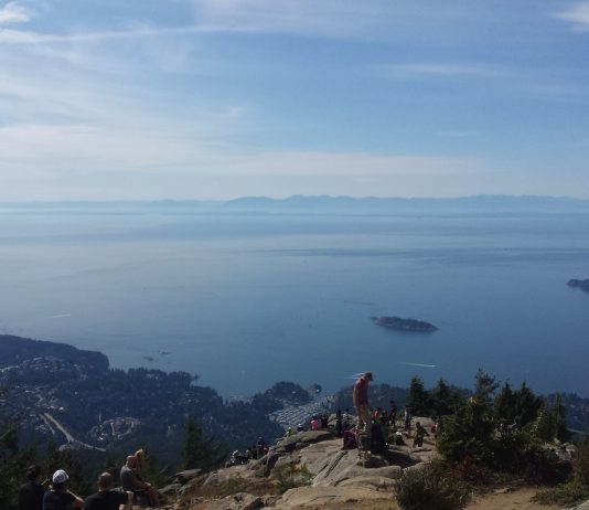 バンクーバー島の眺望が爽快 サイプレスマウンテンのイーグルブラフ で絶景ハイキング。 Photo by Keiko Nishikawa
