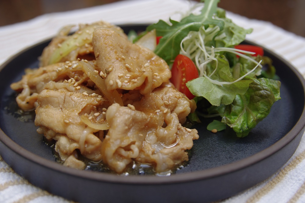 竹内さんの豚肉の生姜焼きはハチミツを使うのがポイントだ。Photo © the Vancouver Shinpo