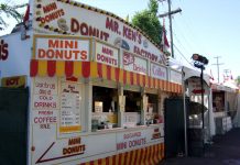 今年のPNE the Fairはドライブスルーで開催! Mini Douts at PNE the Fair, Vancouver, British Columbia; Photo © the Vancouver Shinpo