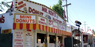 今年のPNE the Fairはドライブスルーで開催! Mini Douts at PNE the Fair, Vancouver, British Columbia; Photo © the Vancouver Shinpo