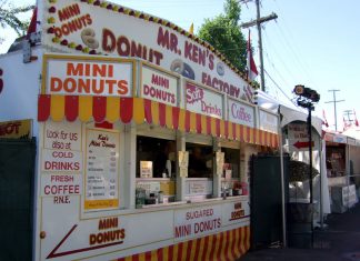 今年のPNE the Fairはドライブスルーで開催! Mini Douts at PNE the Fair, Vancouver, British Columbia; Photo © the Vancouver Shinpo