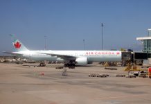 エアカナダが14日から計画的欠航を実施、労働組合は16日からのストライキを通告 バンクーバー空港に駐機するエアカナダ機; file photo by Japan Canada Today