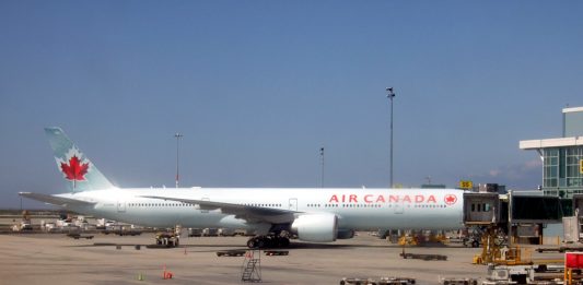 JAL、全日空、今秋から毎日運航、エアカナダはトロント羽田線再開へ バンクーバー空港に駐機するエアカナダ機; file photo by Japan Canada Today