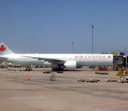 JAL、全日空、今秋から毎日運航、エアカナダはトロント羽田線再開へ バンクーバー空港に駐機するエアカナダ機; file photo by Japan Canada Today