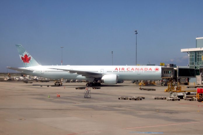 バンクーバー空港に駐機するエアカナダ機; file photo by Japan Canada Today
