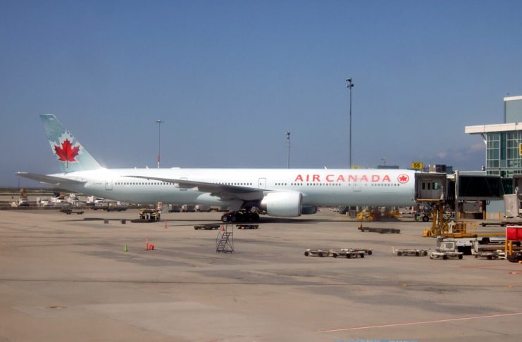 エアカナダ、12月より冬季限定バンクーバー・札幌線を就航 バンクーバー空港に駐機するエアカナダ機; file photo by Japan Canada Today