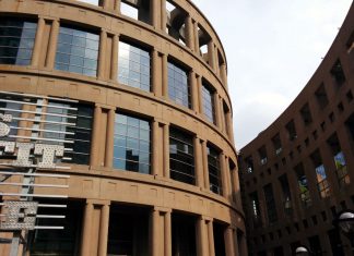 無料英会話レッスン、スタジオや楽器レンタルなど、豊富なサービス  Vancouver Public Library, Vancouver, British Columbia; Photo © the Vancouver Shinpo