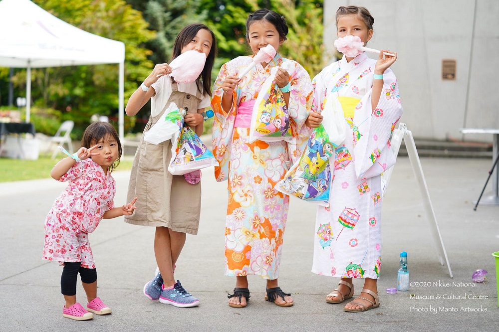 浴衣でお祭り気分を楽しむ。Photo © Manto Artworks