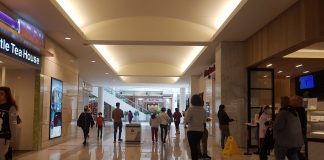 クリスマス商戦の幕開け、ブラックフライデーセール MetrotownPhoto © the Vancouver Shinpo