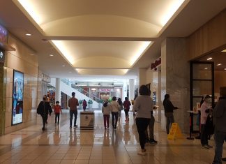 クリスマス商戦の幕開け、ブラックフライデーセール MetrotownPhoto © the Vancouver Shinpo