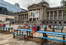 バンクーバーの広場で今日からお酒が楽しめる Vancouver Art Gallary North side; Photo © the Vancouver Shinpo