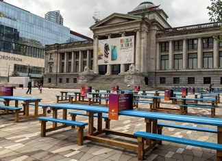 バンクーバーの広場で今日からお酒が楽しめる Vancouver Art Gallary North side; Photo © the Vancouver Shinpo