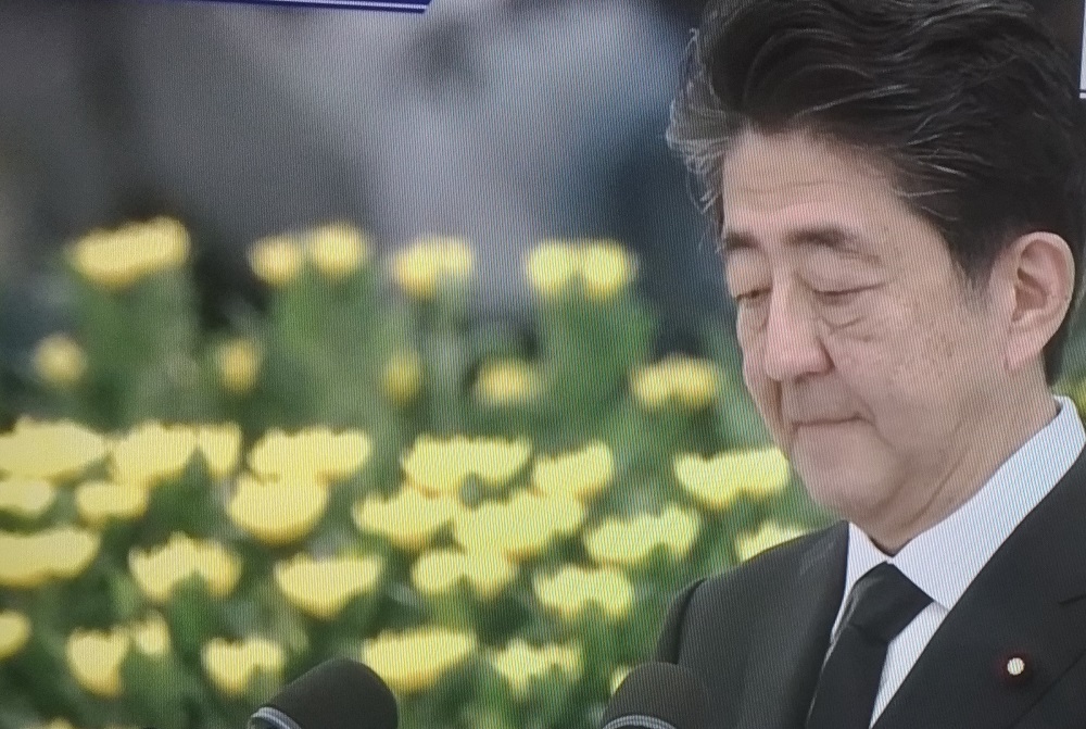 原爆犠牲者慰霊平和祈念式典で挨拶する安倍首相