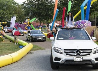 ドライブスルーPNE the Fairは30日、Playlandは9月7日まで! 今年はパレードするのは観客側?! Photo © Pacific National Exhibition