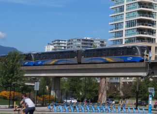 メトロバンクーバー市長、混雑が加速する公共交通機関への補助を求める Skytrain in Vancouver, British Columbia; File photo © Japan Canada Today