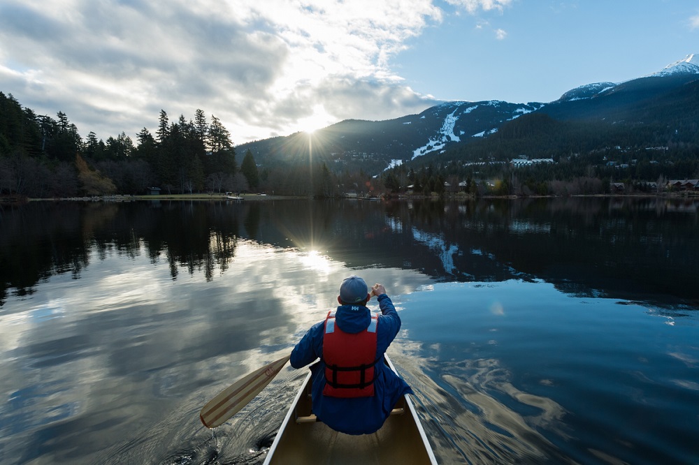 ウィスラーのアルタレイクでカヌー。Photo ©Tourism Whistler / Mike Crane