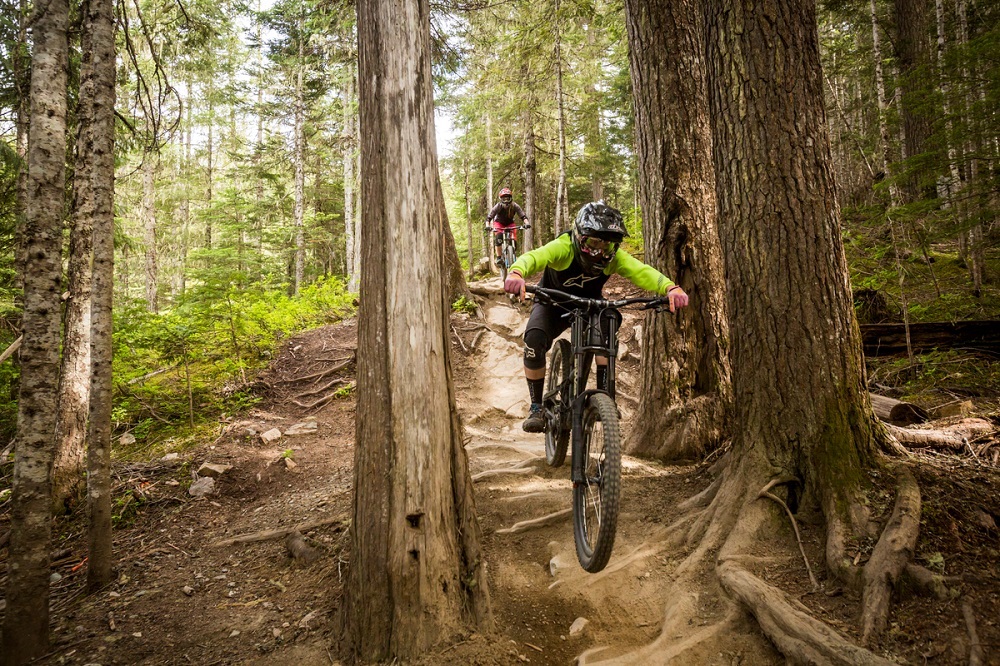 ウィスラーでダウンヒルMTB。Photo © Tourism Whistler/Justa Jeskova