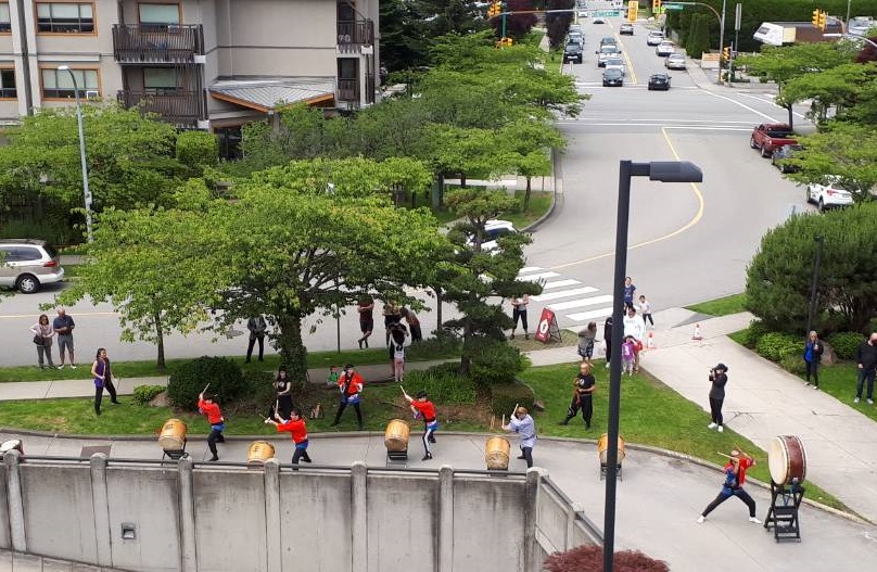 父の日にちび太鼓がパフォーマンスしてくれた。Photo © Nikkei Seniors Health Care and Housing Society