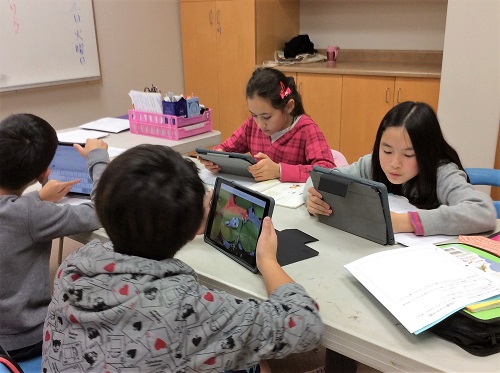 C&F Financial Group Foundation から贈られたiPad 11台で授業　Photo ©スティーブストン日本語学校