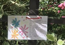 手紙で入居者を応援:日系シニアズ・ヘルスケア住宅協会 入居者が散歩する通路にカードを飾る Photo © Nikkei Seniors Health Care and Housing Society