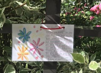 手紙で入居者を応援:日系シニアズ・ヘルスケア住宅協会 入居者が散歩する通路にカードを飾る Photo © Nikkei Seniors Health Care and Housing Society