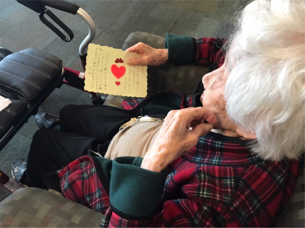 カードを読む入居者　　Photo © Nikkei Seniors Health Care and Housing Society
