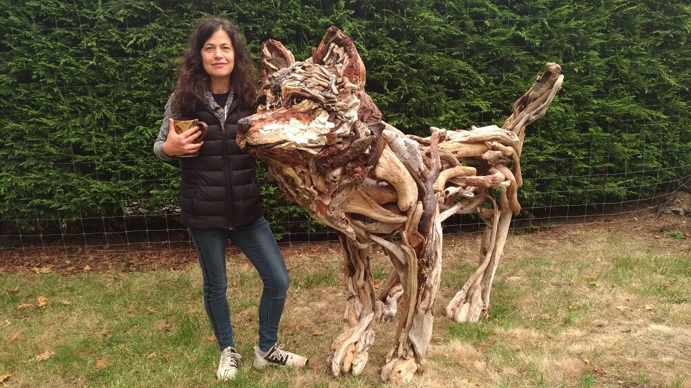 バンクーバー島アートツアー、大きな犬の前に立つBub氏　Photo © the Vancouver Shinpo