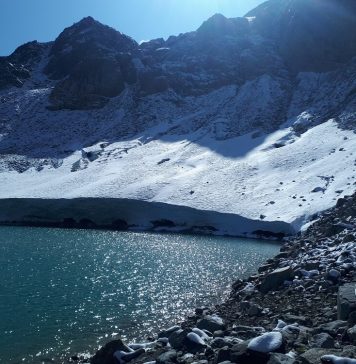 ウィスラーの神秘的な氷河湖 カナダの氷河とエメラルドグリーンの湖 Photo by Keiko Nishikawa
