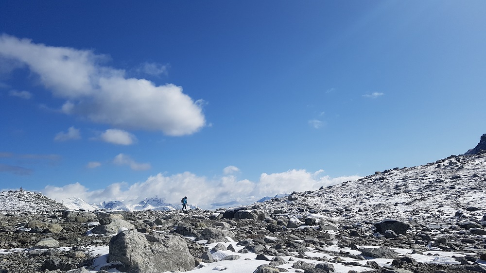 湖近くはうっすらと雪が積もっていた　Photo by Keiko Nishikawa