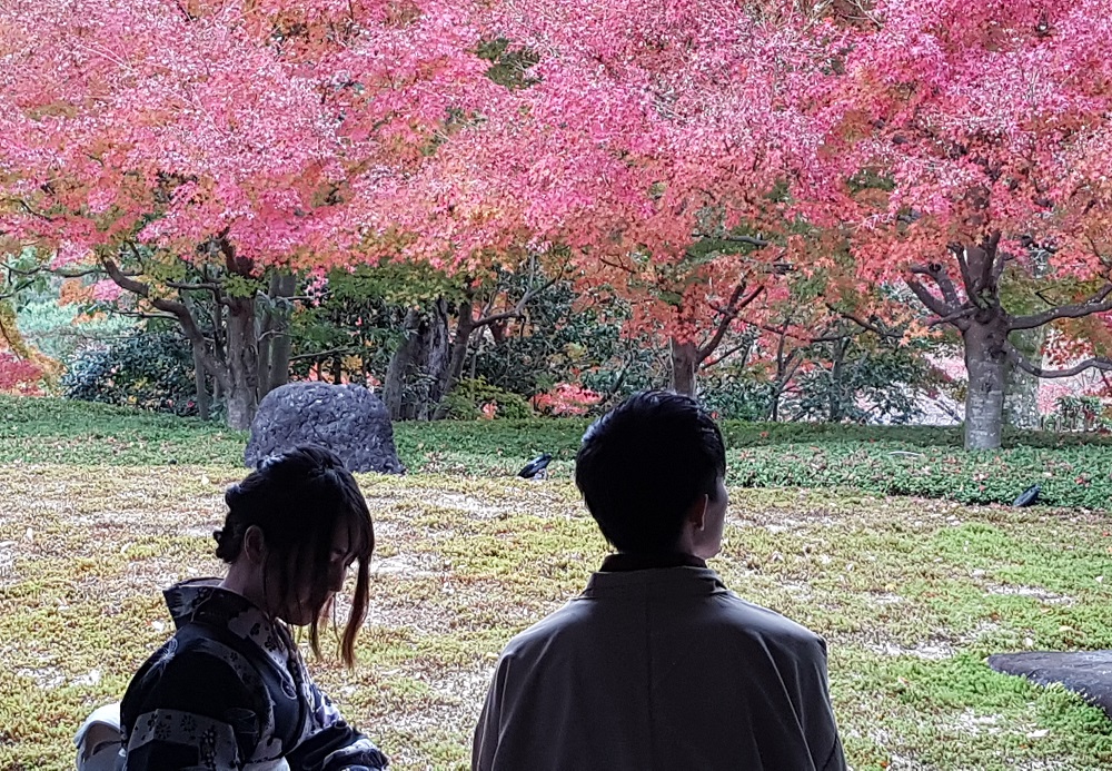 昨年、京都で見かけた着物の二人。Photo © the Vancouver Shinpo