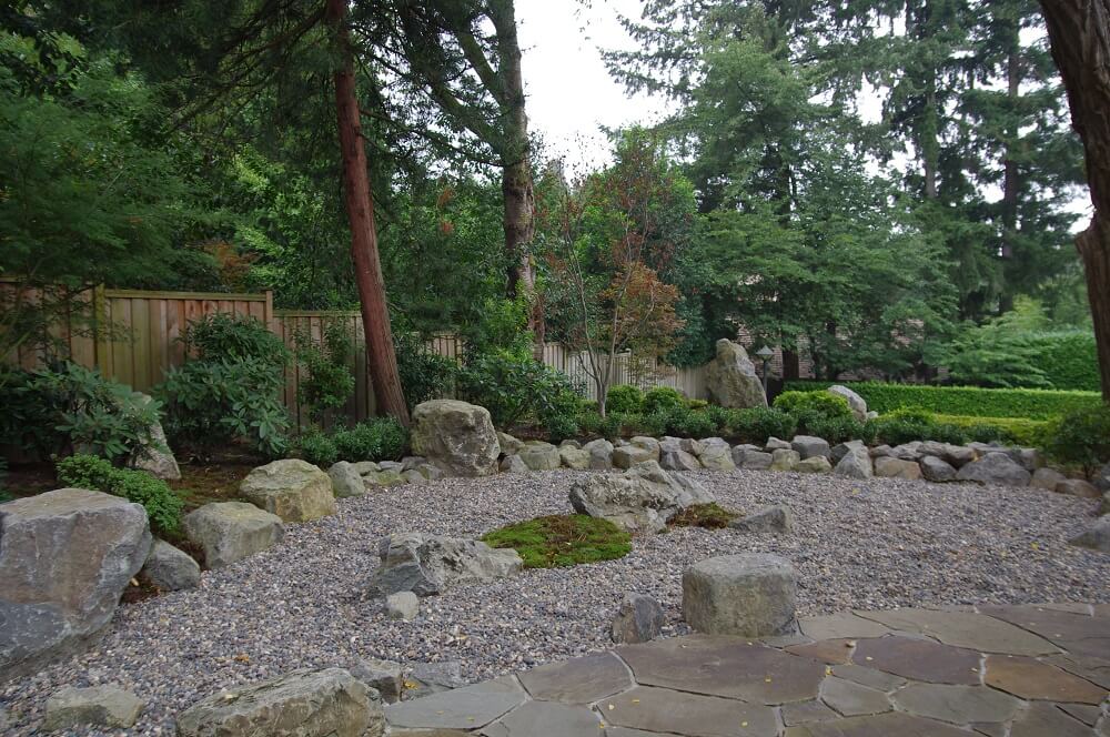 在バンクーバー日本国総領事公邸庭園の枯山水の庭。池を模した部分　Photo © the Vancouver Shinpo