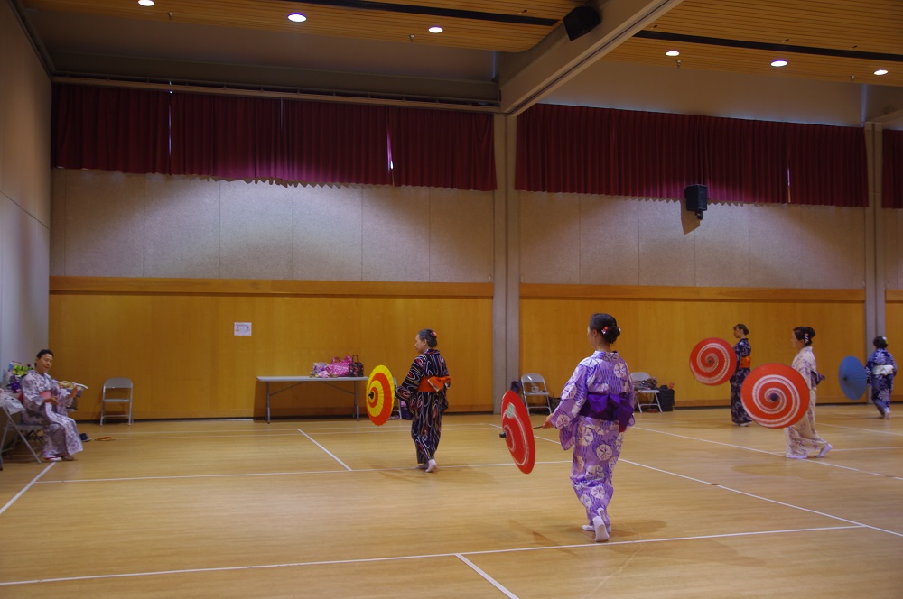 バンクーバーで日本舞踊。フィジカルディスタンスで距離を開けての練習　Photo © the Vancouver Shinpo