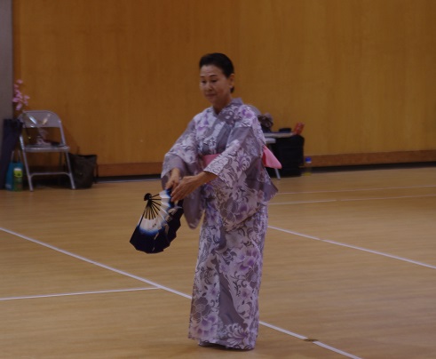 バンクーバーで日本舞踊。彩月会を指導する西川流の西川佳洋（かよう）師範　Photo © the Vancouver Shinpo