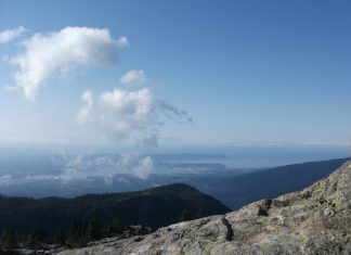 360度の絶景を楽しむ バンクーバーのダウンタウン方向を望む。マウントシーモア。Photo by Keiko Nishikawa