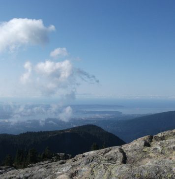 360度の絶景を楽しむ バンクーバーのダウンタウン方向を望む。マウントシーモア。Photo by Keiko Nishikawa