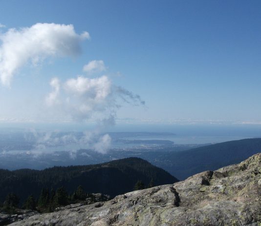 360度の絶景を楽しむ バンクーバーのダウンタウン方向を望む。マウントシーモア。Photo by Keiko Nishikawa