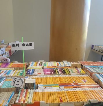 日系センターで6月のブックセール開催 今回は文庫本を販売。著者順(五十音)で並んでいる Photo © the Vancouver Shinpo