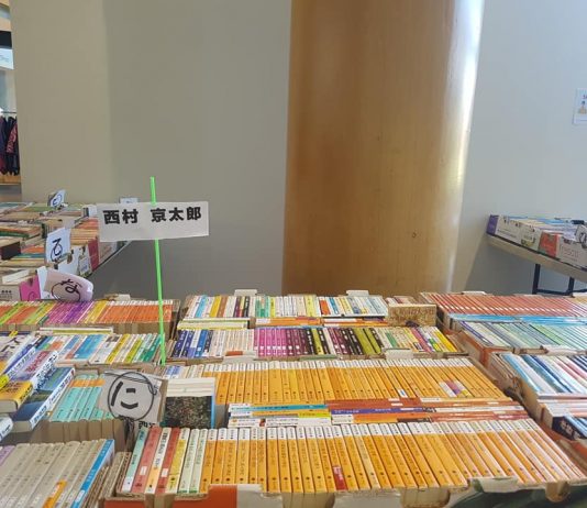 日系センターで6月のブックセール開催 今回は文庫本を販売。著者順(五十音)で並んでいる Photo © the Vancouver Shinpo