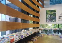 10月27日から日系文化センター・博物館で古本市 日系センター・博物館のホールで古本市 Photo © the Vancouver Shinpo