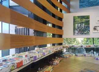 10月27日から日系文化センター・博物館で古本市 日系センター・博物館のホールで古本市 Photo © the Vancouver Shinpo