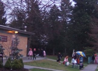 新型コロナウイルスから子どもを守るーシリーズ第2回 小学校の登校風景 Photo@ The Vancouver Shinpo