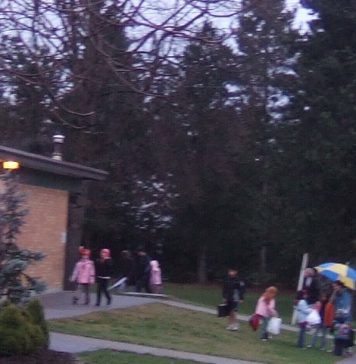 新型コロナウイルスから子どもを守るーシリーズ第2回 小学校の登校風景 Photo@ The Vancouver Shinpo