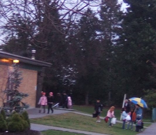 新型コロナウイルスから子どもを守るーシリーズ第1回 小学校の登校風景 Photo@ The Vancouver Shinpo