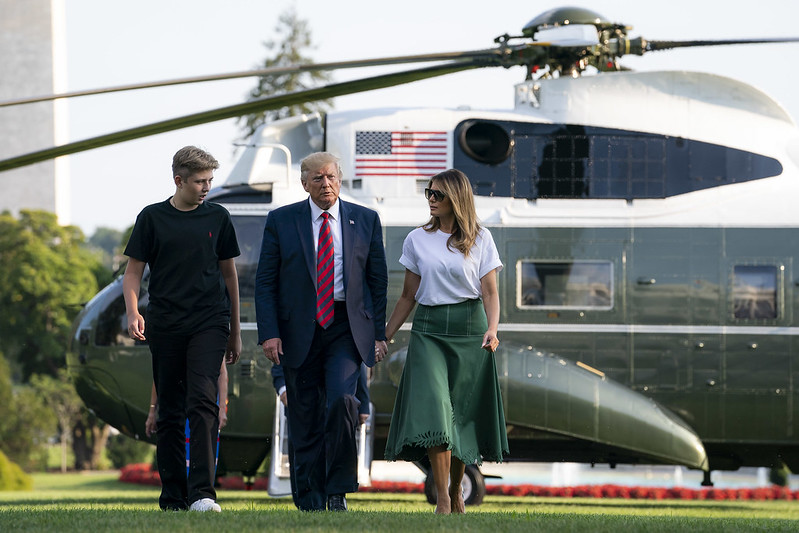 大統領の現時点での妻、メラニア夫人との間の14歳になる息子Barron W Trump（左端）　President Trump Returns to D.C., Photostream of The White House